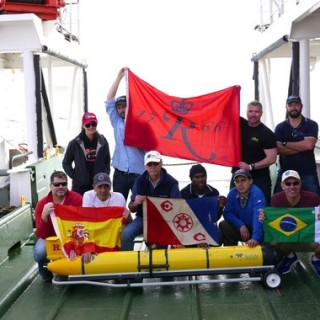 El equipo de investigadores celebra el hito de la primera circunnavegación del Atlántico Sur de robot submarino autónomo RU29. (Foto: Ben Allsup (TELEDYNE WEBB RESEARCH))